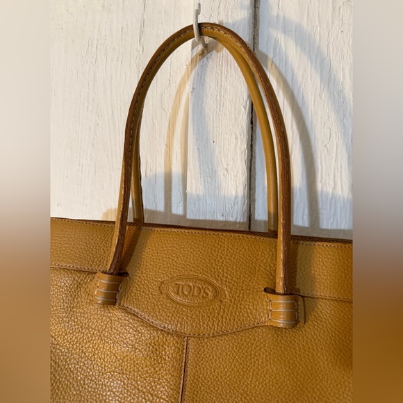 EUC Tod's Beige Pebbled Leather Medium Mocassino Tote - Picture 2 of 15